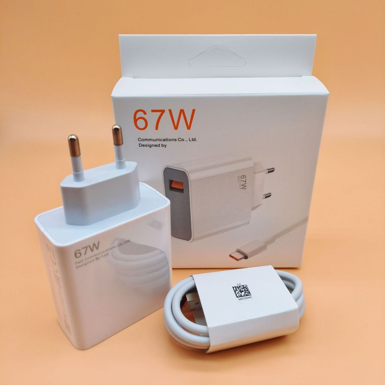 Chargeur rapide Xiaomi 67W, potentiellement l'adaptateur secteur Xiaomi 67W HyperCharge (Type-A) ou le chargeur Xiaomi 67W GaN 2C1A