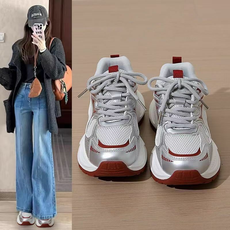 baskets de style « dad shoes » avec une semelle épaisse et une finition métallique argentée. Chaussures papa respirantes pour femmes