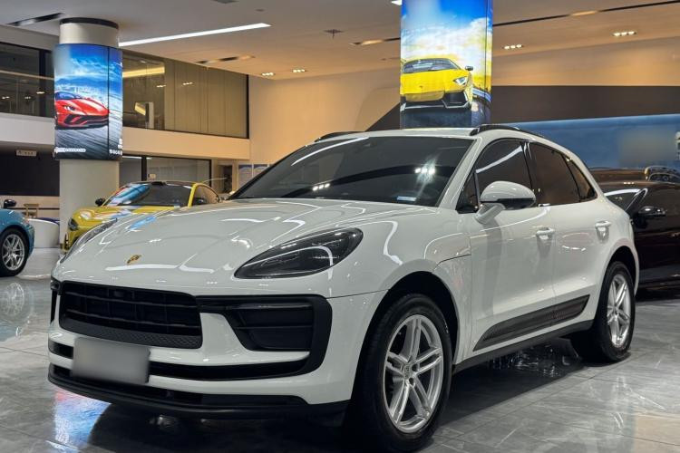 Porsche Macan année 2022 moteur 2.0T couleur blanche