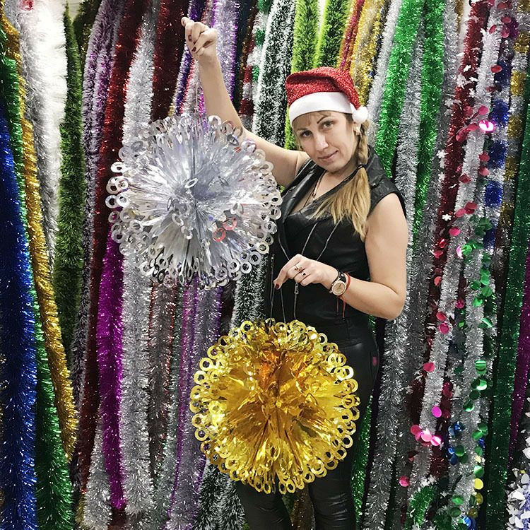 Décorations festives en forme de boules, souvent appelées "boules de fleurs en papier" ou "pompons en papier". Ces décorations sont généralement utilisées pour créer une ambiance festive et sont popul
